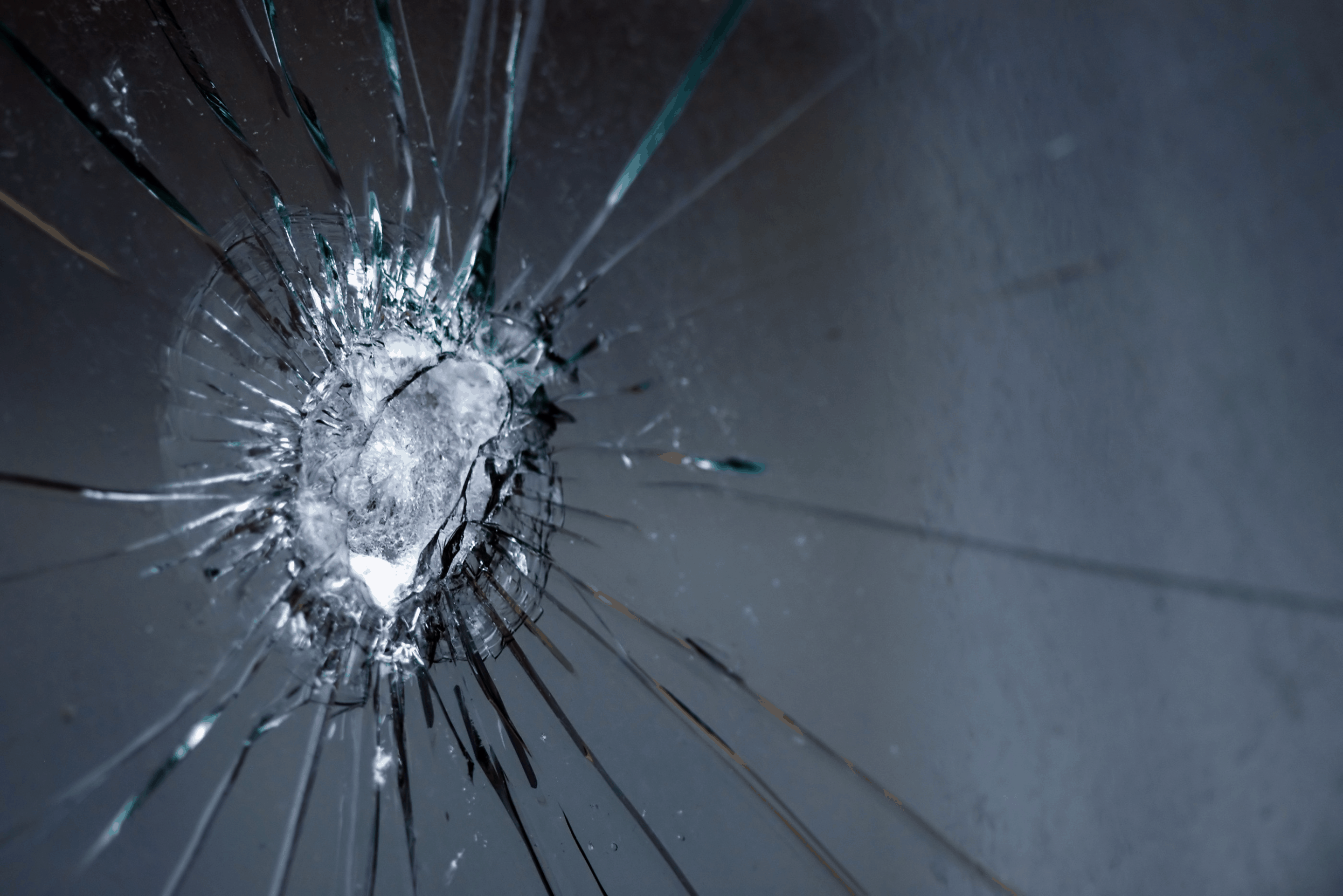 Фотография разбитого стекла. Разбитое стекло. Треснутое стекло. Пуленепробиваемое стекло. Разбитый триплекс.